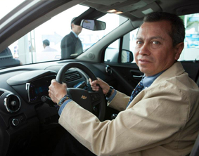 Se entregó la primer Chevrolet Trax® 2013 a Claudio Valencia